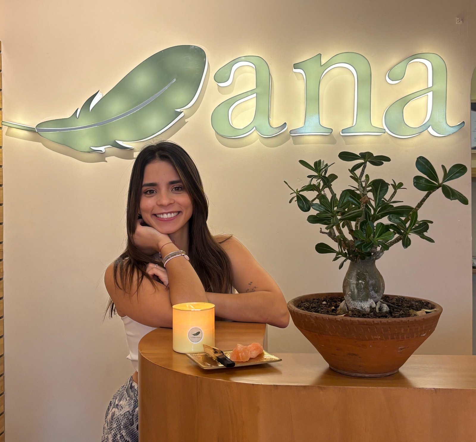 Ana Holística en su tienda